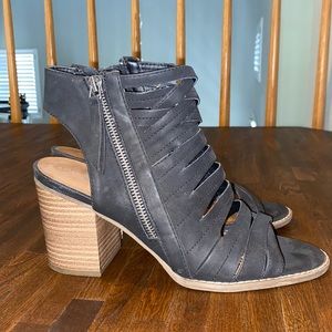 Black straps heeled sandals